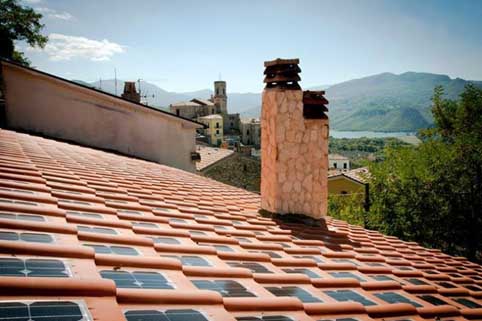 Italianos criam telha que já vem com placas solares