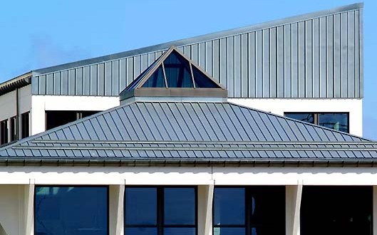 Materiais refletivos e telhas térmicas para coberturas de moradias e outros edifícios