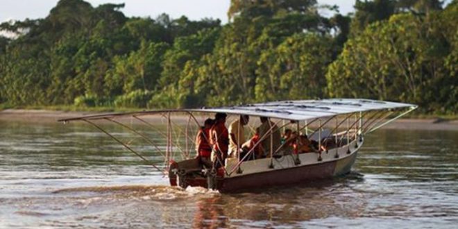 Comunidade da Amazônia testa canoa movida a energia solar